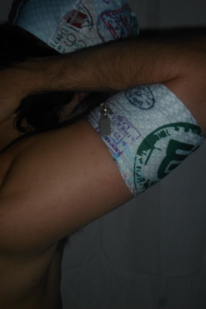 PASSPORT BICEP ZIPPER POCKET